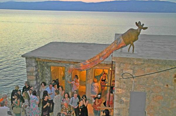 Η KIKI SMITH προσέλκυσε εκατοντάδες φιλότεχνους στα εγκαίνια της έκθεσης "Memory" στην Ύδρα