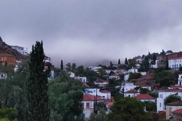 Από πολύ νωρίς το πρωί καταιγίδες και μεγάλος όγκος νερού στην Ύδρα