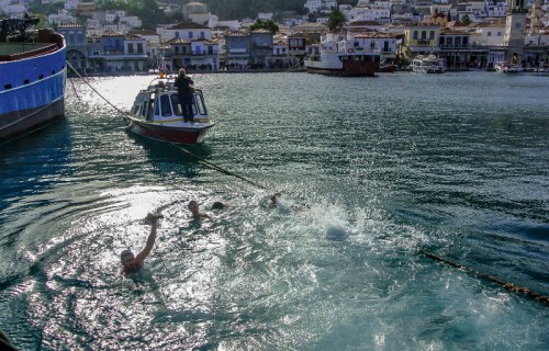 Η κατάδυση του τιμίου σταυρού στο λιμάνι της Ύδρας