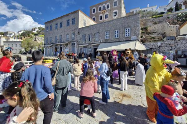 Χαμόγελα   και αποκριάτικο κέφι στο λιμάνι της Ύδρας