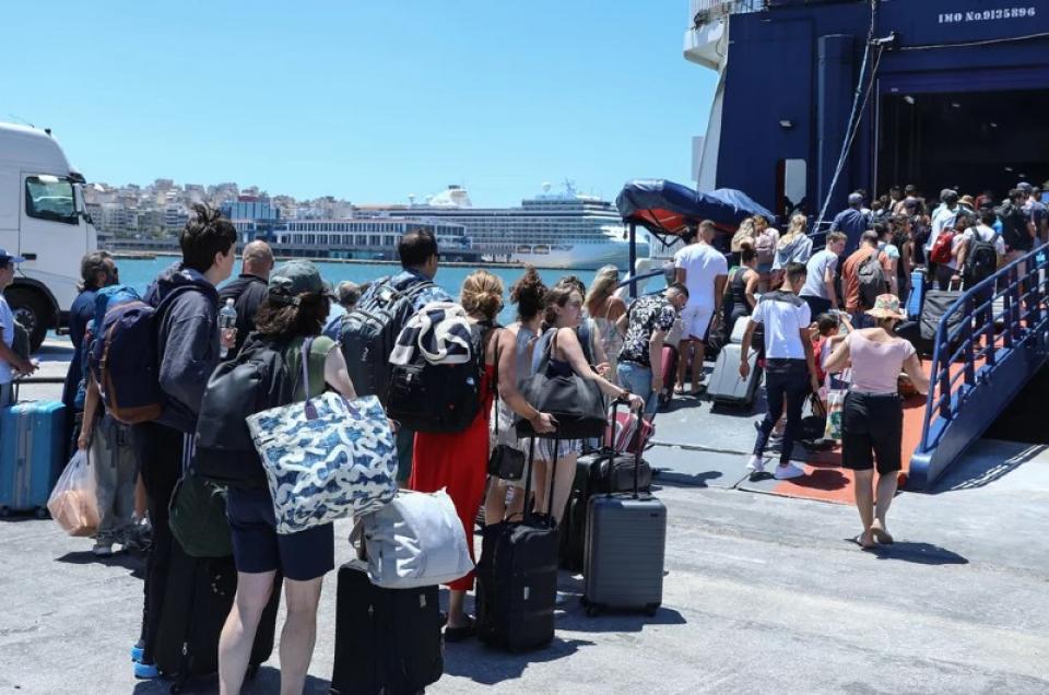 Αυξημένη η κίνηση στο λιμάνι του Πειραιά με προορισμό τον Αργοσαρωνικό