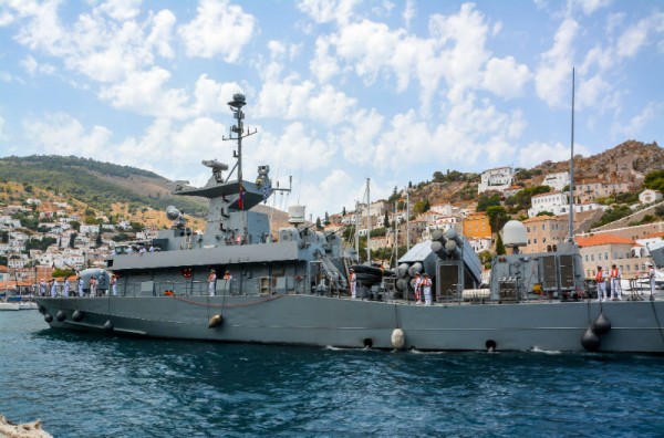 Μιαούλεια 2016. Τιμητική άφιξη πολεμικού πλοίου στο λιμάνι της Ύδρας