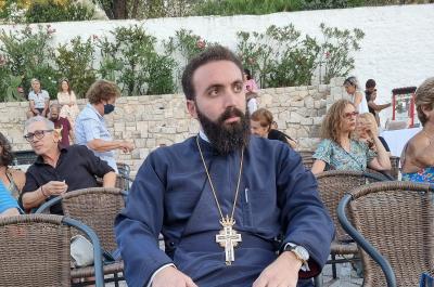 Ο Πρωτοσύγκελλος   Αρχιμ π. Νεκτάριος Δαρδανός στα αποκαλυπτήρια της προτομής του Μίλτου Σαχτούρη