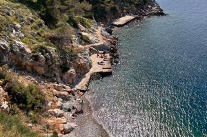 Λουόμενοι παραβίασαν  την απαγορευτική πινακίδα της παραλίας του Αυλακιού