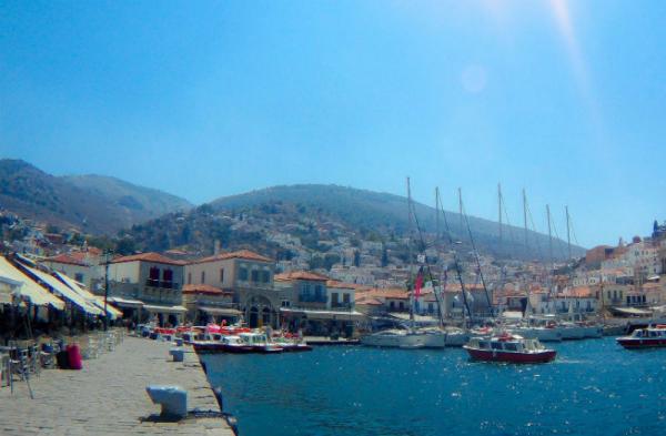 Αραιοί καπνοί στην ατμόσφαιρα της Ύδρας από τις πυρκαγιές στην Αττική