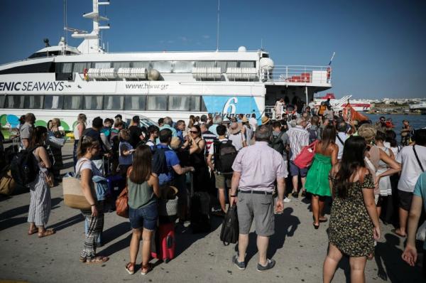 Αυξημένη η κίνηση στα λιμάνια της Αττικής - Σε εξέλιξη η έξοδος των εκδρομέων του Αυγούστου