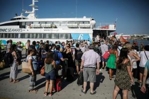 Αυξημένη η κίνηση στα λιμάνια της Αττικής - Σε εξέλιξη η έξοδος των εκδρομέων του Αυγούστου