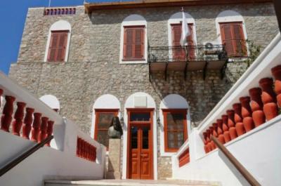 Ο Μητροπολίτης Ύδρας ΕΦΡΑΙΜ ευχαριστεί τον Δρα Πάνο Κορωνάκη για την δωρεά ιατροτεχνολογικών προϊόντων στο Κουλούρειο Νοσοκομείο