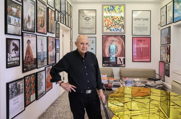 Ο Δάκης Ιωάννου μιλάει στην «Κ» για τη συλλογή του, τον Τζεφ Κουνς και την Υδρα