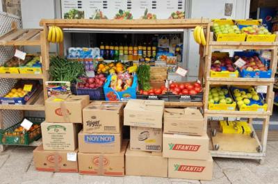 Δωρεά ειδών πρώτης ανάγκης για το προσωπικό του Λιμεναρχείου Ύδρας από την Άννα Κοτομάτη