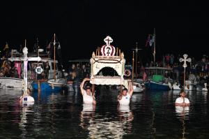 Το έθιμο  της περιφοράς του επιταφίου του Καμινιού - Μοναδική εμπειρία που αξίζει να την ζήσεις