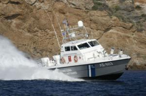 Μηχανική βλάβη σε τουριστικό σκάφος στα Τσελεβίνια και συνδρομή του Λιμενικού