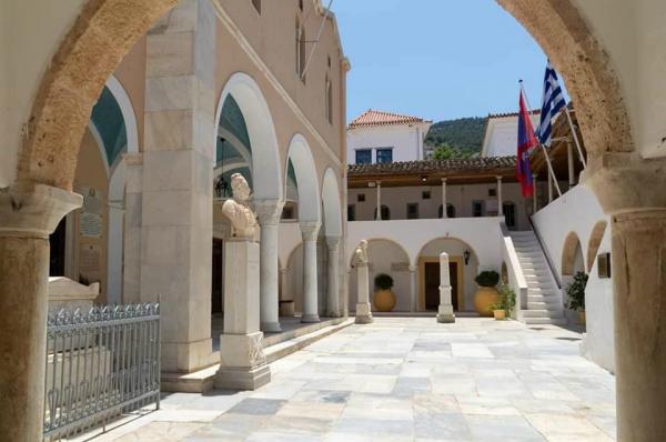 Ανοικτός για προσκύνημα και κατ' ιδίαν προσευχή καθημερινά ο Ι. Καθεδρικός Ναός Κοιμήσεως Θεοτόκου Ύδρας