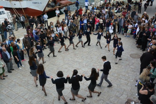 Παραδοσιακοί χοροί για την 25η Μαρτίου από το χορευτικό τμήμα του ΥΝΟ