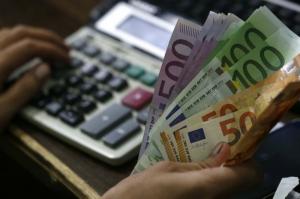 Από σήμερα  στους λογαριασμούς τα επιδόματα και οι παροχές του ΟΠΕΚΑ