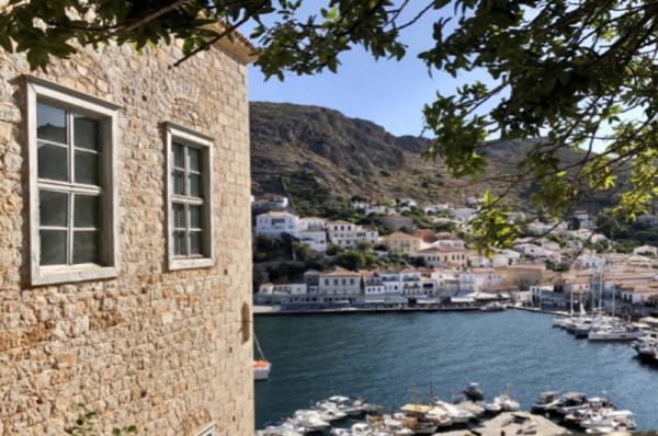 Ομαδική έκθεση  "Χορεύοντας μέσα στα δεσμά" στην Οικία Τομπάζη στην Ύδρα - 4 νέοι καλλιτέχνες από τον οργανισμό HYam