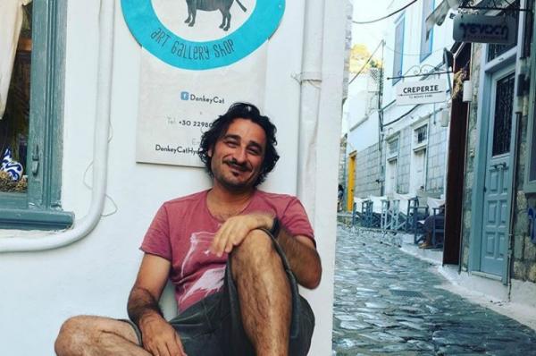 Ο Βασίλης Χαραλαμπόπουλος ταΐζει τις γατούλες της Ύδρας