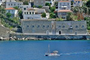 Ενεργοποιείται το πεδίο βολής Βελοπούλα σύμφωνα με ανακοίνωση της λιμενικής αρχής της Ύδρας