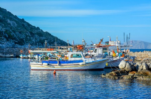 Τα ψαροκάικα στο γραφικό Καμίνι αραγμένα πλάι-πλάι