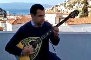 Ο Δήμαρχος Ύδρας Γ. Κουκουδάκης στέλνει το μήνυμα ΜΕΝΟΥΜΕ ΣΠΙΤΙ με τον δικό του τρόπο