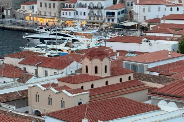 Ο Ιερός Καθεδρικός Ναός Ύδρας ευχαριστεί την Έλενα Βότση για το αναμνηστικό των "Θεομητορικών 2026"