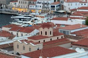 Ο Ιερός Καθεδρικός Ναός Ύδρας ευχαριστεί την Έλενα Βότση για το αναμνηστικό των "Θεομητορικών 2026"