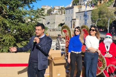 Δόθηκαν   τα Χριστουγεννιάτικα δώρα στα παιδιά της Ύδρας
