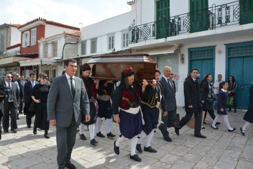 Έσμιξε με τη γη της αγαπημένης του Ύδρας, ο Παναγιώτης Τέτσης