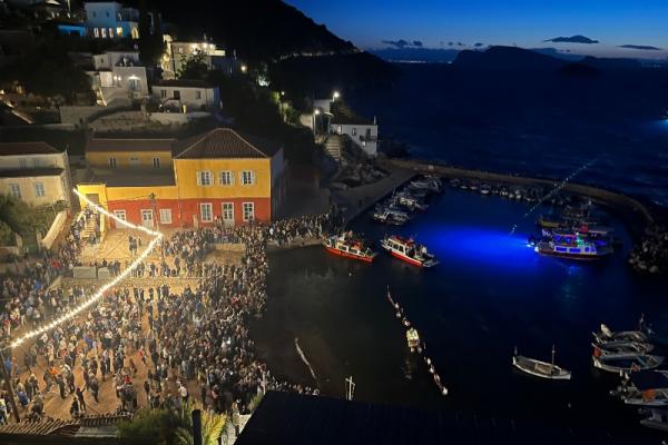 Στιγμές κατάνυξης  στο έθιμο του θαλασσινού επιταφίου στο Καμίνι