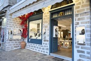 Mata’s Shop  και Filis  | Ποιότητα και στιλ στο Λιμάνι της Ύδρας