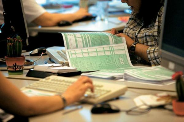 Tι προβλέπουν και τι ελαφρύνσεις περιέχουν τα δύο φορολογικά ν/σ της κυβέρνησης