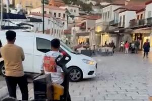 SOS   για την Ύδρα από το "Πρώτο Θέμα" | Παρά τον νόμο, «πλημμυρίζει» από αυτοκίνητα, μηχανάκια και ποδήλατα