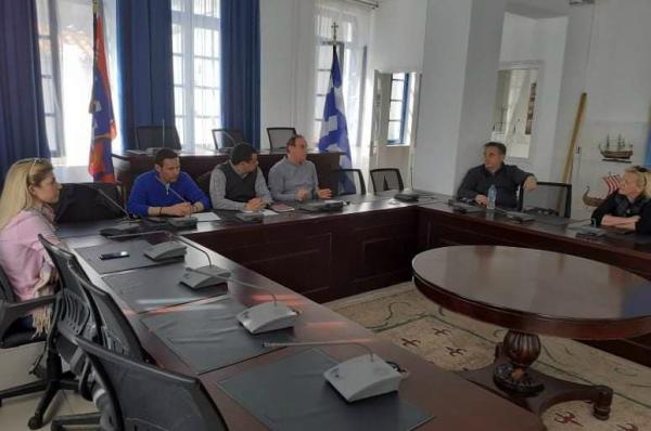 Έκτακτη σύσκεψη  συγκάλεσε ο Δήμαρχος Γ. Κουκουδάκης με τους επιχειρηματίες εστίασης της Ύδρας