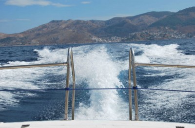 Βλάβη για το Φρήντομ στο λιμάνι της Ύδρας