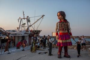 H Μικρή Αμάλ αποχαιρετάει την Ελλάδα από το Δημοτικό Θέατρο Πειραιά