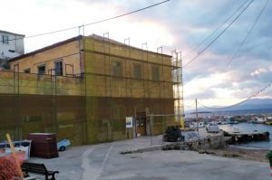 Επισκευάζεται το εμβληματικό κόκκινο σπίτι με την ώχρα που βρίσκεται στο Καμίνι της Ύδρας