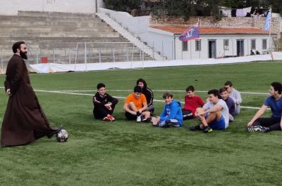 Όμορφη συνάντηση  στο γήπεδο της Ύδρας για τα παιδιά Γυμνασίου και Λυκείου με την καθοδήγηση του Πρωτοσύγκελλου π. Νεκτάριου Δαρδανού