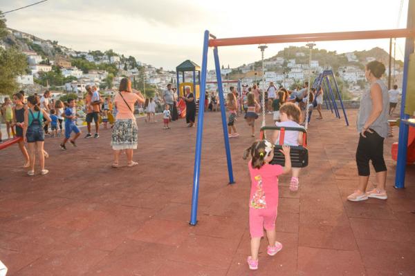 Παραδόθηκε στα παιδιά της Ύδρας η σύγχρονη παιδική χαρά και ο υπαίθριος αθλητικός χώρος