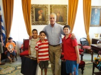 Οι τρεις νικητές του διαγωνισμού ανακύκλωσης παρέλαβαν τα δώρα τους από τον Δήμαρχο Ύδρας