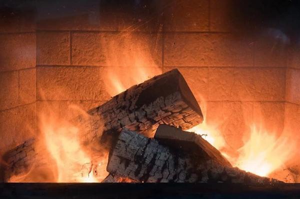 Ποια καυσόξυλα  είναι πιο αποδοτικά - Προσοχή στην αιθαλομίχλη από τα τζάκια