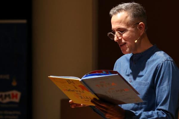 Ο Χρήστος Δασκαλάκης μιλά στη ΦτΥ για το νέο του βιβλίο, γιατί η αλλαγή είναι πάντα κρυμμένη σε ένα «αύριο»