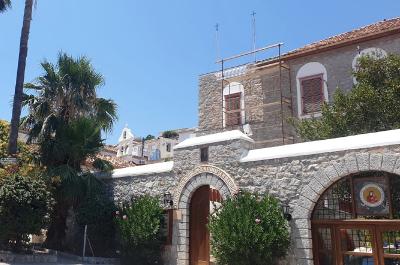 Γιορτάζει το παρεκκλήσι του Αγίου Αθανασίου του Αθωνίτη στο Κουλούρειο Νοσοκομείο Ύδρας