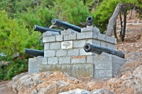 Δυσαρέσκεια για την παραποιημένη μορφή του μνημείου στα κανόνια του Μιαούλη