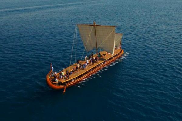 Στα νερά του Σαρωνικού η τριήρης Ολυμπιάς με κωπηλάτες πολίτες