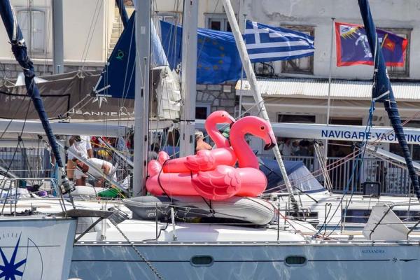 Είναι η μόδα του καλοκαιριού. Φλαμίνγκο και φουσκωτά πολιορκούν την Ύδρα
