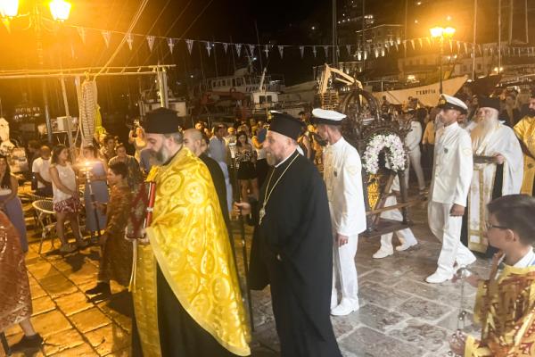 Γιορτή Κοιμήσεως Θεοτόκου - Με λαμπρότητα ο Μέγας Πανηγυρικός Εσπερινός και η περιφορά της εικόνας της Παναγίας