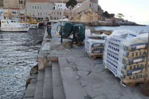 Ξεκίνησε το έργο επισκευής του εξωτερικού λιμενοβραχίονα της Ύδρας