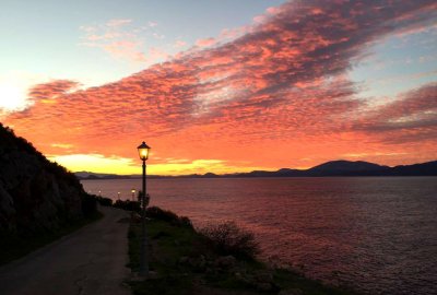 Το ηλιοβασίλεμα στον δρόμο για το Μανδράκι και τα φανάρια που...παίζουν