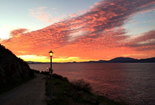 Το ηλιοβασίλεμα στον δρόμο για το Μανδράκι και τα φανάρια που...παίζουν