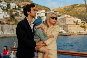 Πρεμιέρα   για το &quot;So Long, Marianne&quot;, την τηλεοπτική σειρά για τη ζωή του Λέοναρντ Κοέν, που γυρίστηκε στην Ύδρα